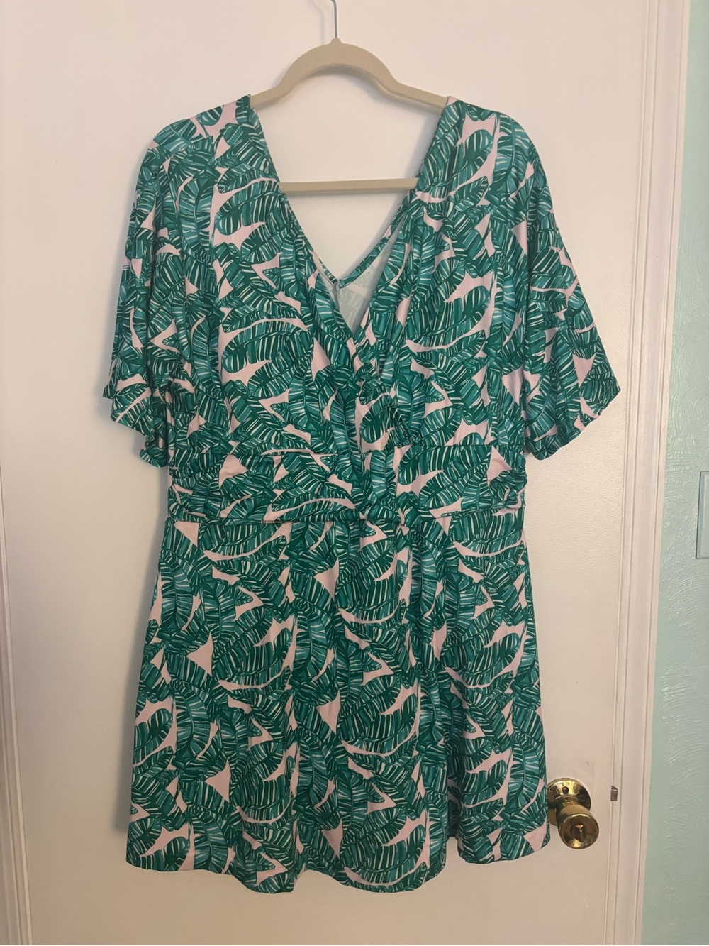 Green Leaf-Print V-Neck Women's Dress/skort. Size 1X